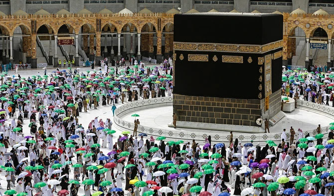 The Ministry of Health urged individuals in Saudi Arabia who plan to go on Hajj this year to receive their vaccination shots beforehand and to register them via the Sehhaty app, the Saudi Press Agency reported. (AFP/File)