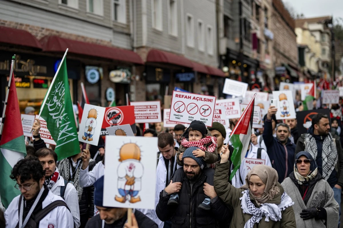 Pro-Palestinian activists and supporters wave flags and carry placards during a National March for Palestine in Istanbul on February 17, 2024. (AFP)