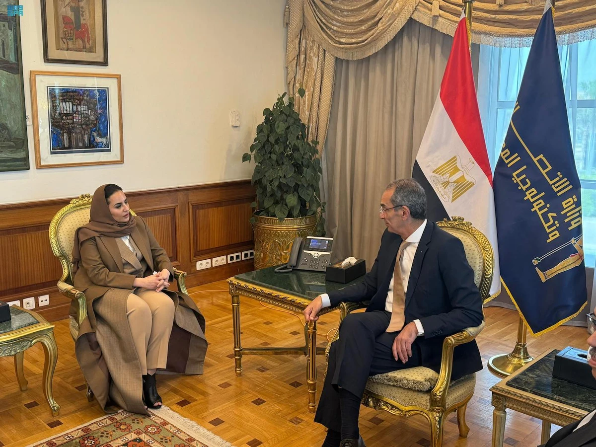 Deemah Al-Yahya, secretary-general of the DCO, holds talks with Egyptian Minister of Communications and Information Technology Amr Talaat in Cairo. (SPA)
