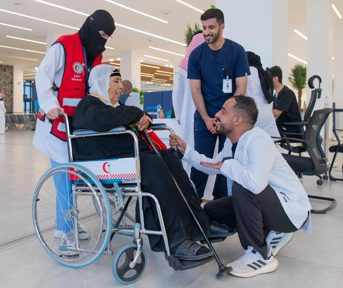 More than 80 volunteers affiliated with the Ministry of Human Resources and Social Development, Northern Border University, the Saudi Red Crescent, the Arar Chamber of Commerce and other organizations, have stepped up to serve the pilgrims. (SPA)
