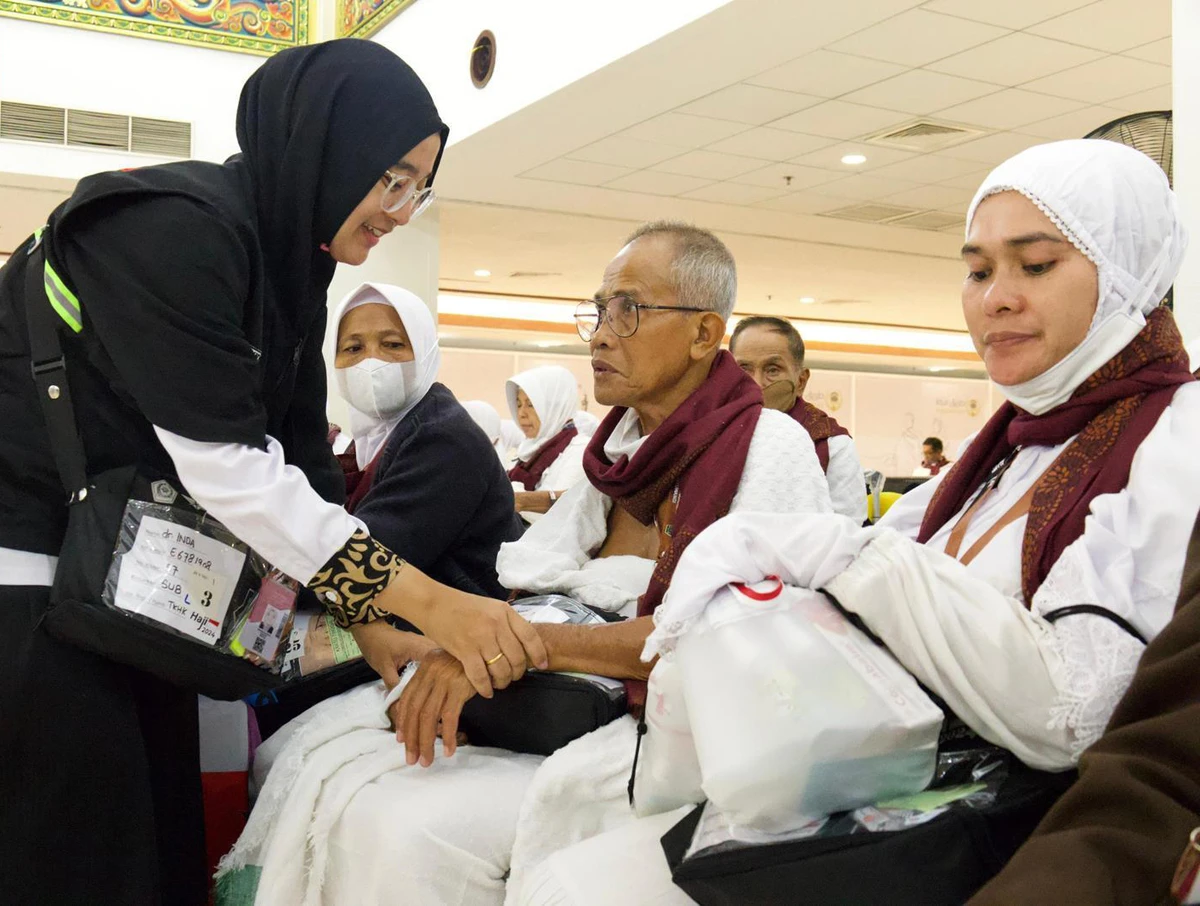 Indonesian Dr. Indah Melina works to promote awareness among Hajj pilgrims about the importance of personal and environmental hygiene at the holy sites. (SPA)