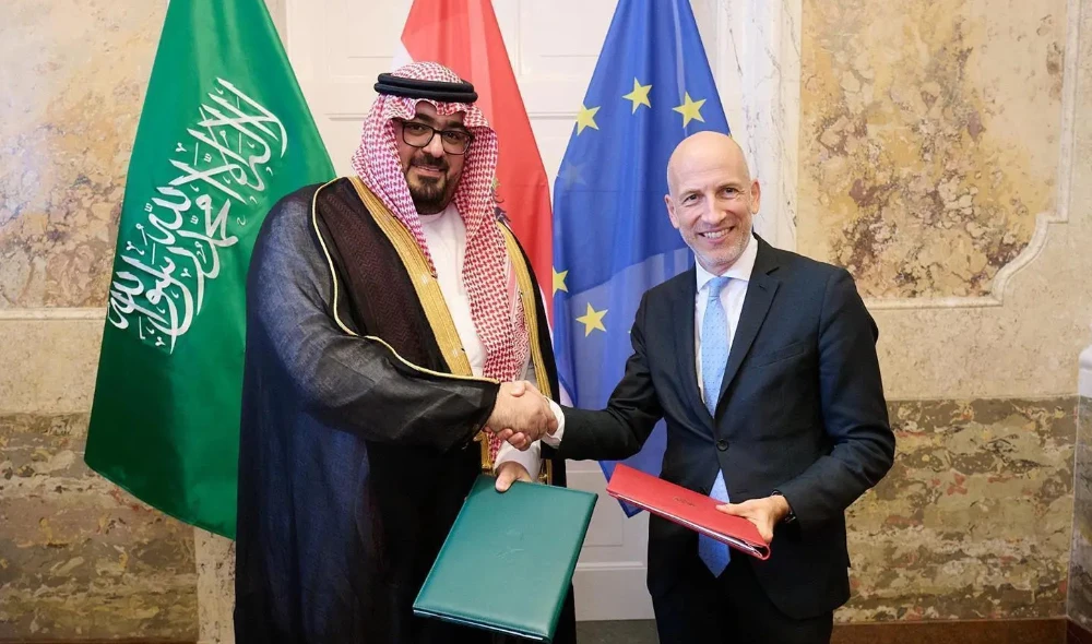 Saudi Minister of Economy and Planning Faisal bin Fadel Al-Ibrahim, and the Austrian Minister of Labor and Economy, Martin Kocher. (SPA)
