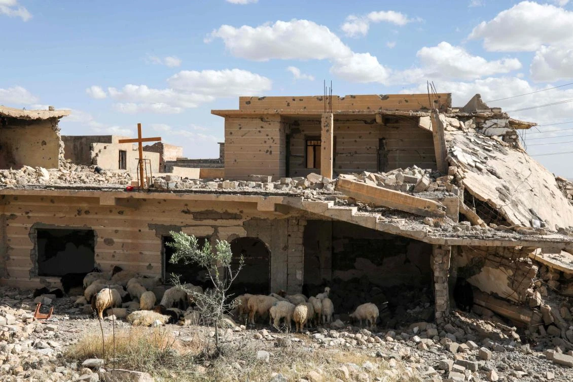 A building destroyed during the 2014 attack by Daesh and the battles that followed, stands in the town of Sinjar in the northern Iraqi Nineveh province on May 6, 2024. (AFP)