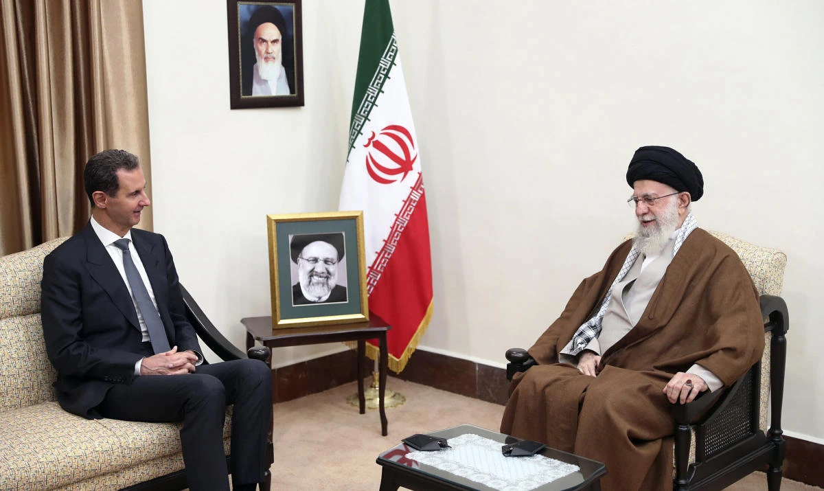 In this photo released by the official website of the office of the Iranian supreme leader, Supreme Leader Ayatollah Ali Khamenei, right, speaks with Syrian President Bashar Assad in a meeting in Tehran, Iran. (AP)