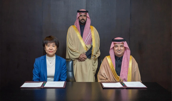 Saudi Minister of Culture Prince Badr bin Abdullah bin Farhan, Literature, Publishing, and Translation Commission CEO Dr. Mohammed Hasan Alwan, and officials from the Chinese side at the announcement of Saudi guest of honor status. (X:@MOCLiterature)