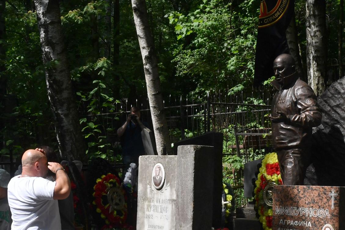 Russian mercenary Prigozhin’s statue unveiled at his grave