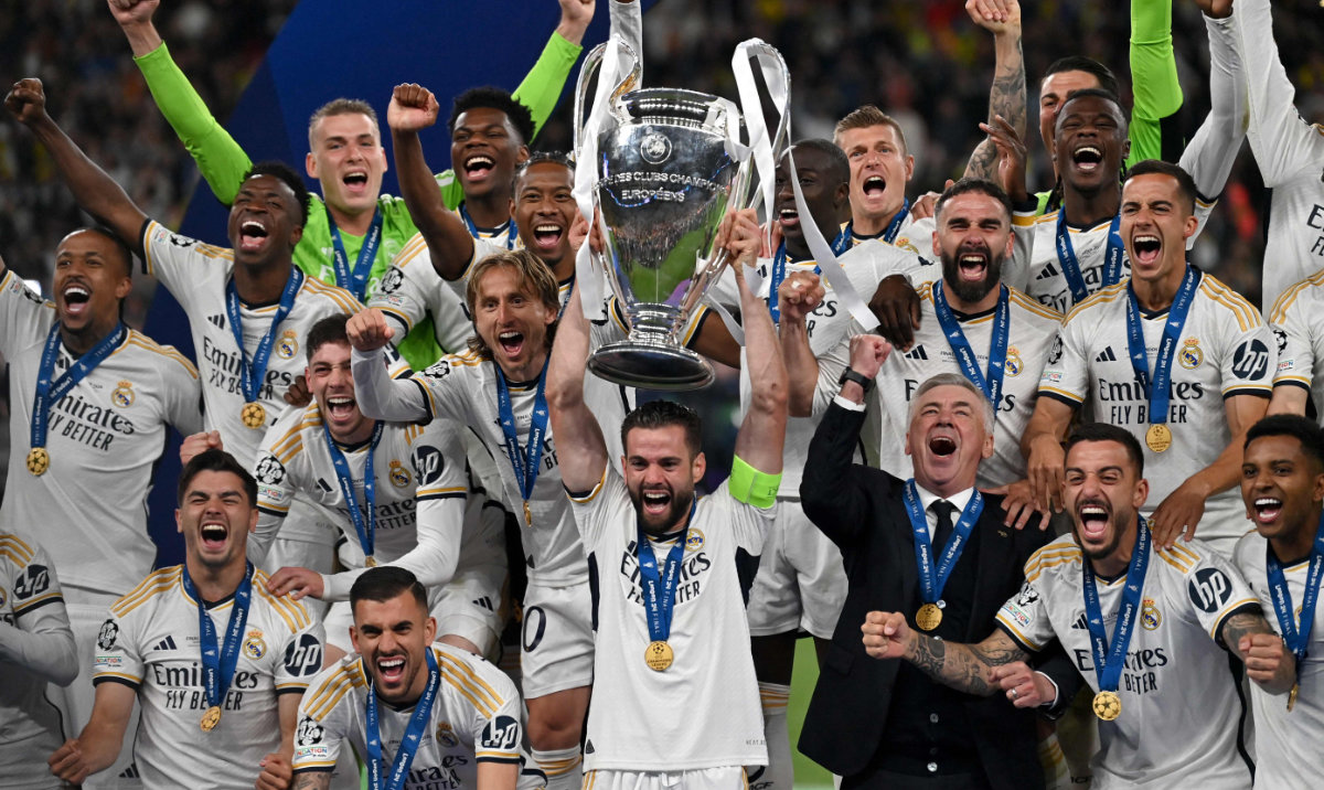 Real Madrid's Spanish defender #06 Nacho Fernandez (C) and Real Madrid's players lift the trophy to celebrate their victory at the end of the UEFA Champions League final football match between Borussia Dortmund and Real Madrid, at Wembley stadium, in London, on June 1, 2024. (AFP)