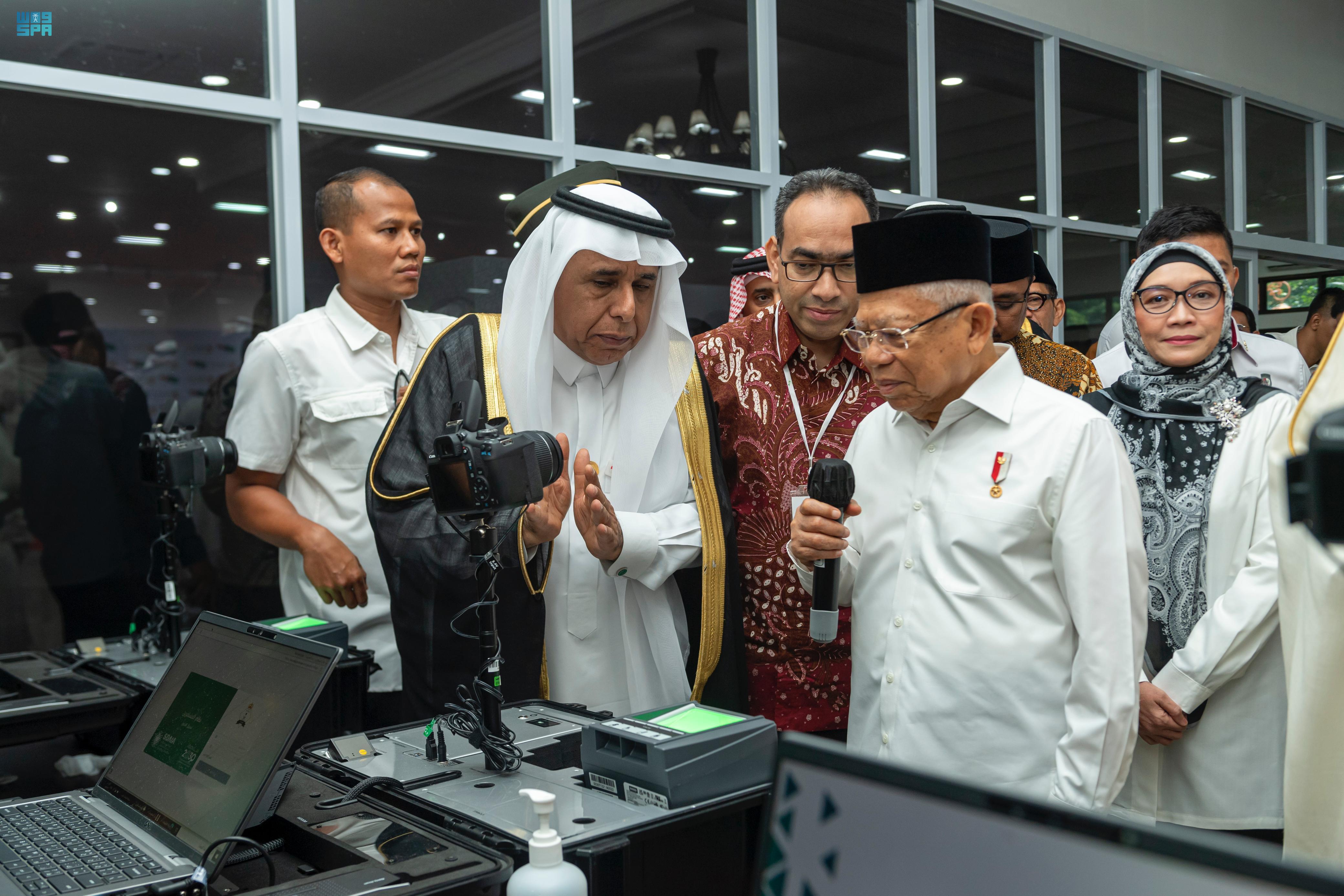 Indonesian Vice President Ma'ruf Amin surveyed the Makkah Route initiative with the Saudi Director General of Passports, Lieutenant General Sulaiman bin Abdulaziz Al-Yahya in Solo, Central Java on May 31, 2024. (SPA)