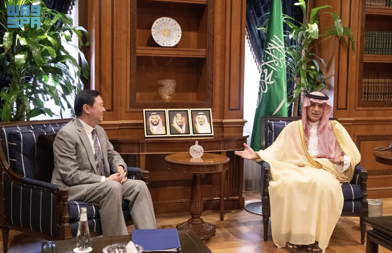 Saudi Arabia’s Minister of State for Foreign Affairs Adel Al-Jubeir on Sunday received Chang Hua, the newly appointed Chinese ambassador to Saudi Arabia. (SPA)