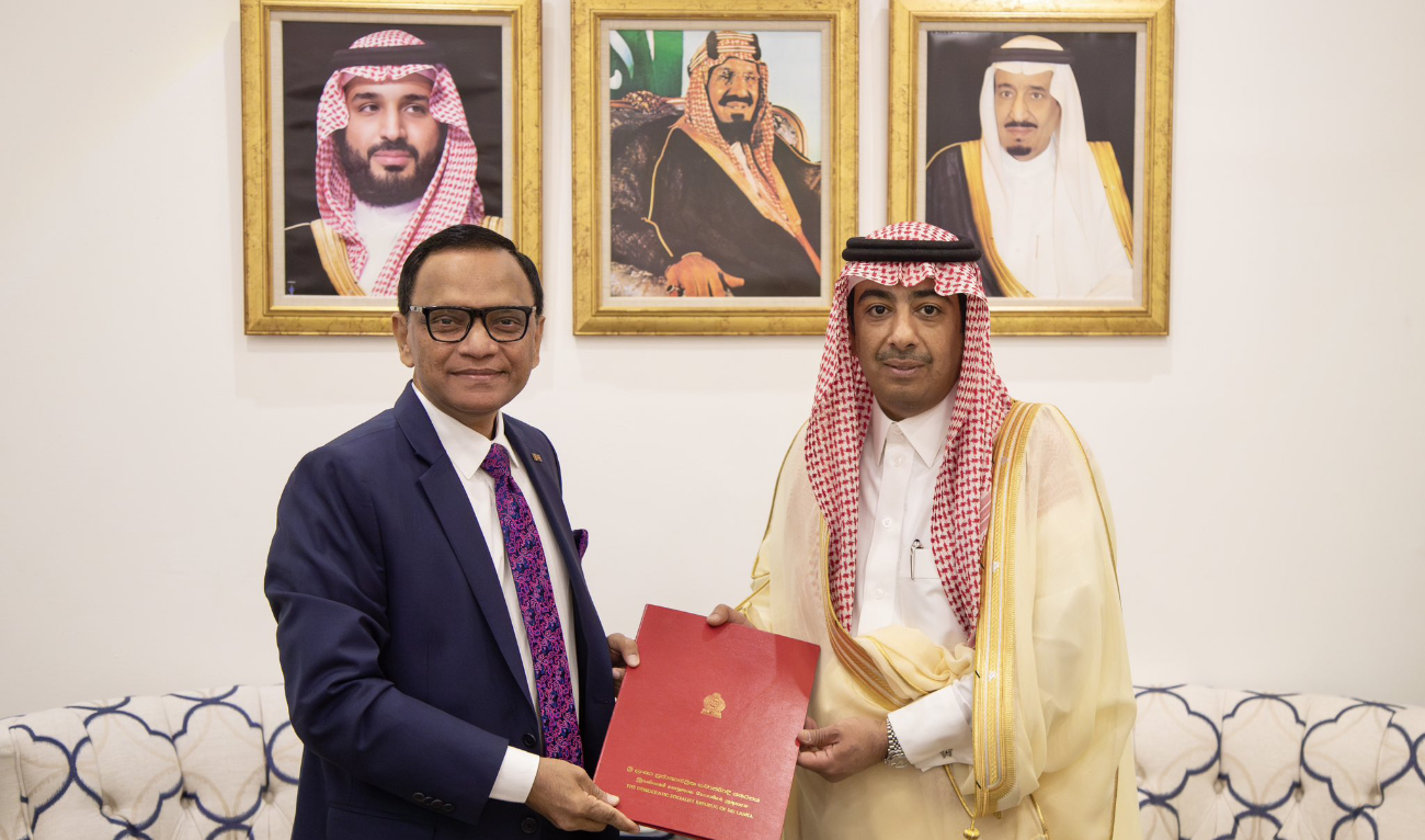 Abdulmajeed Al-Samary, undersecretary of protocol at the Ministry of Foreign Affairs (R) and Sri Lanka’s newly appointed ambassador to the Kingdom Omar Lee Ameer Ajwad. (MOFA)