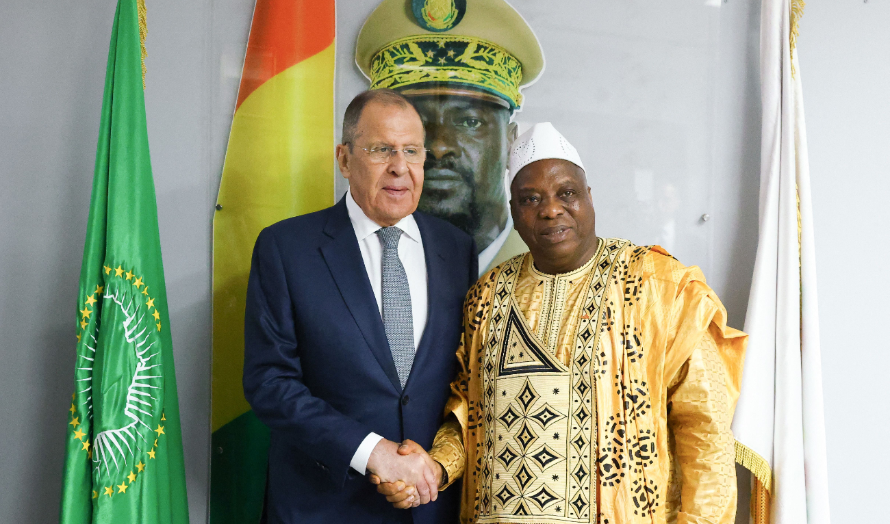 Russian Foreign Minister Sergey Lavrov (L) shaking hand with his Guinean counterpart Morissanda Kouyate (R) during their meeting in Conakry. (AFP)