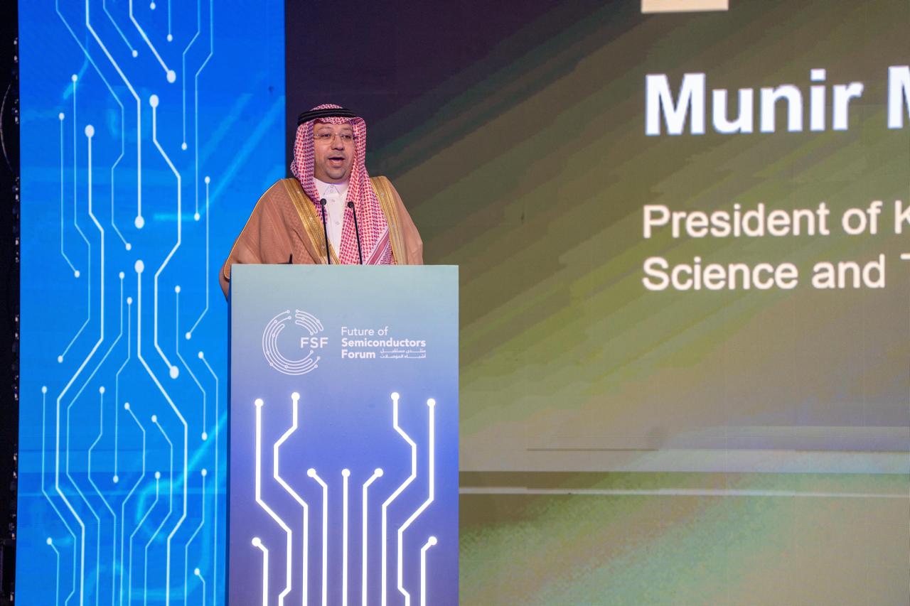Munir El-Desouki, president of the King Abdulaziz City for Science and Technology, speaks at the forum. AN photo by Huda Bashatah