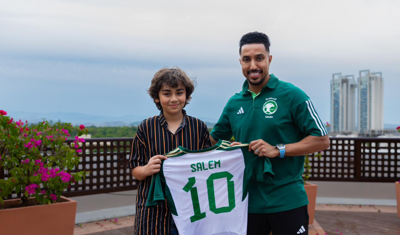 The young fan was seen in a video on social media watching Al-Dawsari’s goal against Argentina in the 2022 World Cup and saying that the winger is his hero and he wishes to meet him. (X:@SaudiNT)