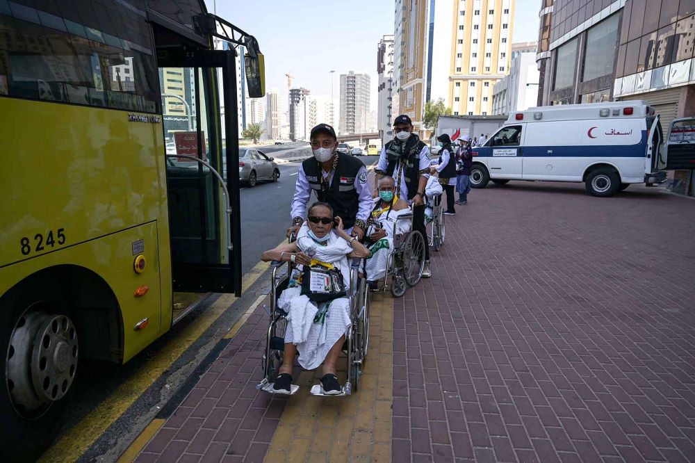 Thousands of Indonesian officers dedicate themselves to elderly Hajj pilgrims