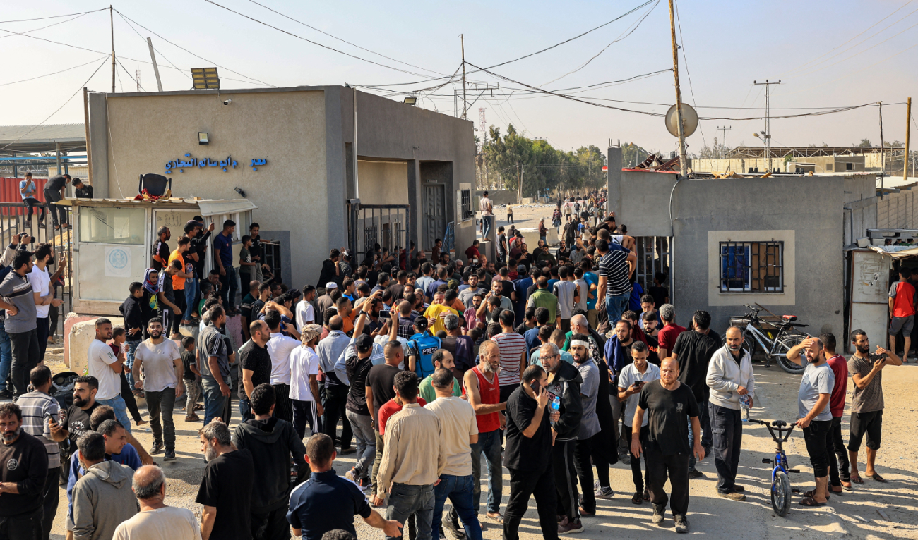 TPalestinian workers, who were stranded in Israel since the October 7 attacks, cross back into the Gaza Strip at the Kerem Shalom commercial border crossing with Israel in the south of the Palestinian enclave on November 3, 2023. (AFP/File)