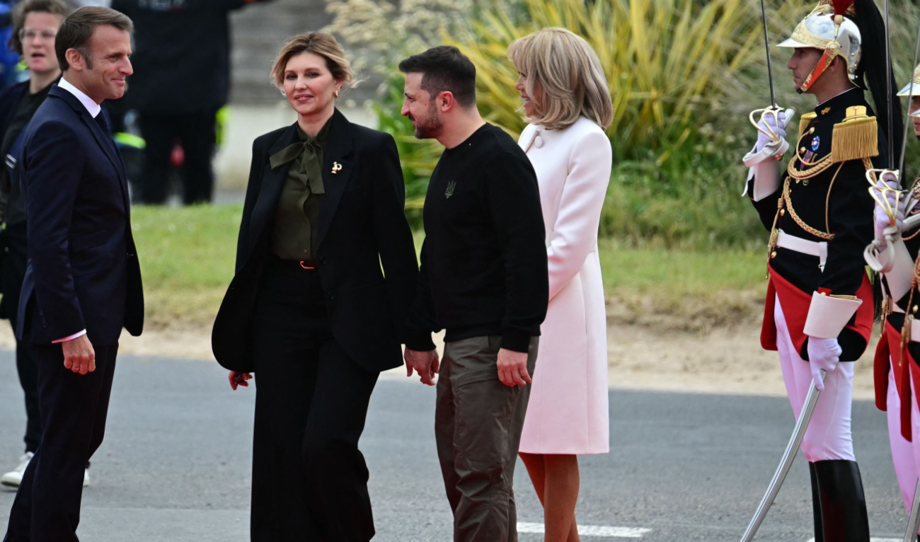 France’s President Emmanuel Macron (L) and his wife Brigitte Macron (2R) speak with Ukraine’s President Volodymyr Zelensky (C) and his wife Olena Zelenska (2L) during the International commemorative ceremony at Omaha Beach marking the 80th anniversary of the World War II "D-Day" Allied landings in Normandy, in northwestern France, on June 6, 2024. (AFP)