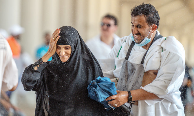 Saudi Hajj scouts spray water on pilgrims to bring them relief from the hot weather during Hajj last year. (AN photo)