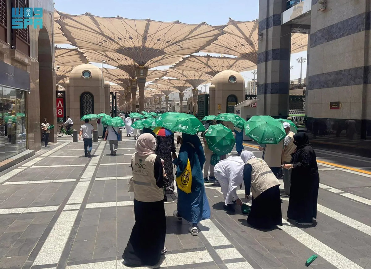 Hajj volunteers are seen positioning the smart robort at the courtyard of the Prophet's Mosque in Madinah. (SPA)