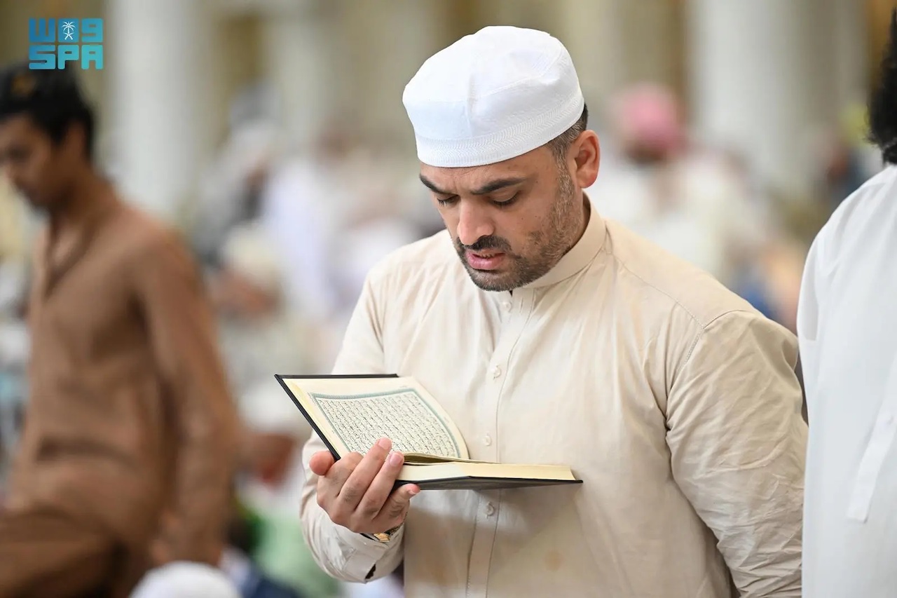 The Prophet’s Mosque was a hub of activity, where pilgrims read the Qur’an, and performed prayers. (SPA)