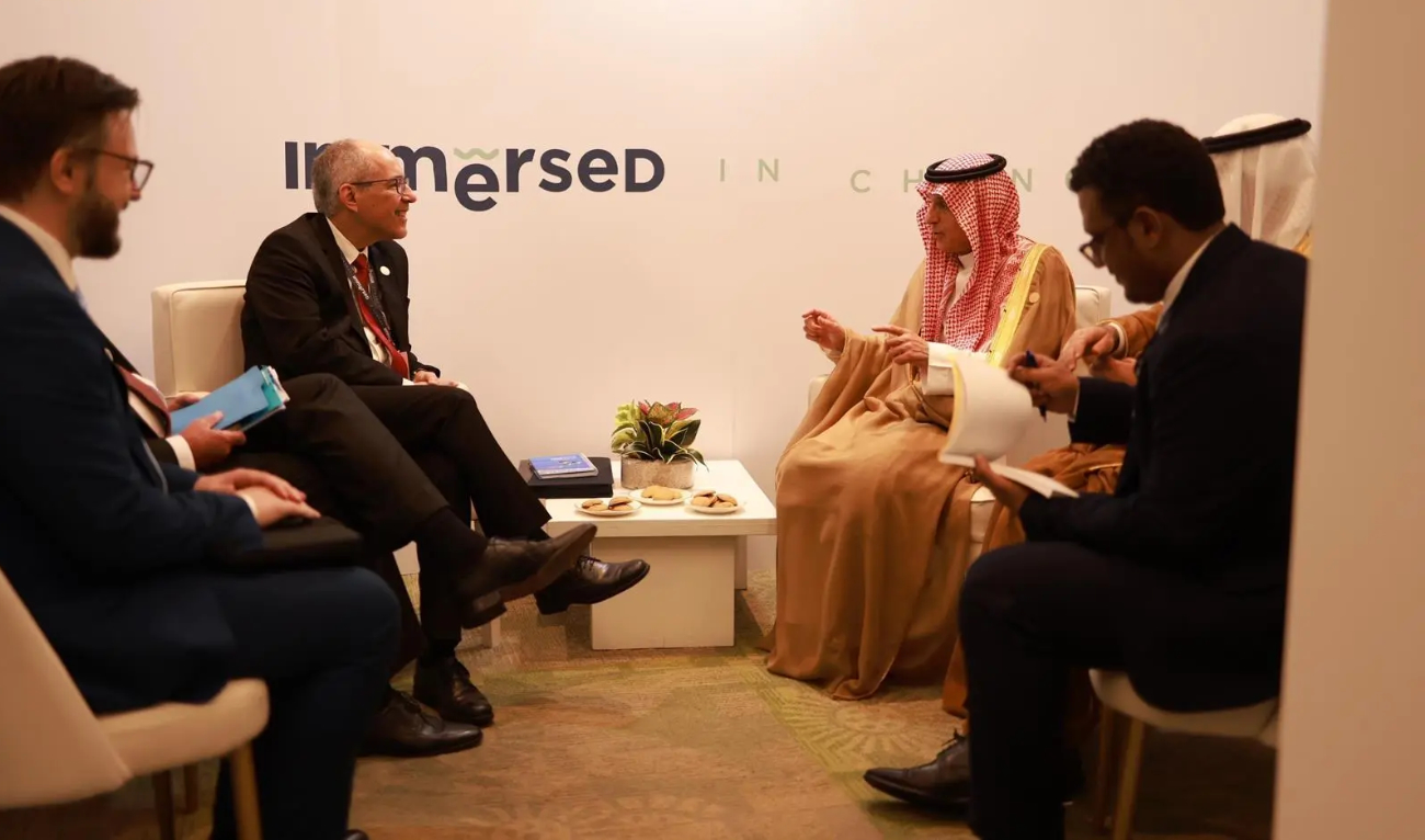 Saudi Arabia’s climate envoy Adel Al-Jubier (R) and Brazil’s Secretary of Multilateral Political Affairs Carlos Márcio Bicalho Cozendey. (SPA)
