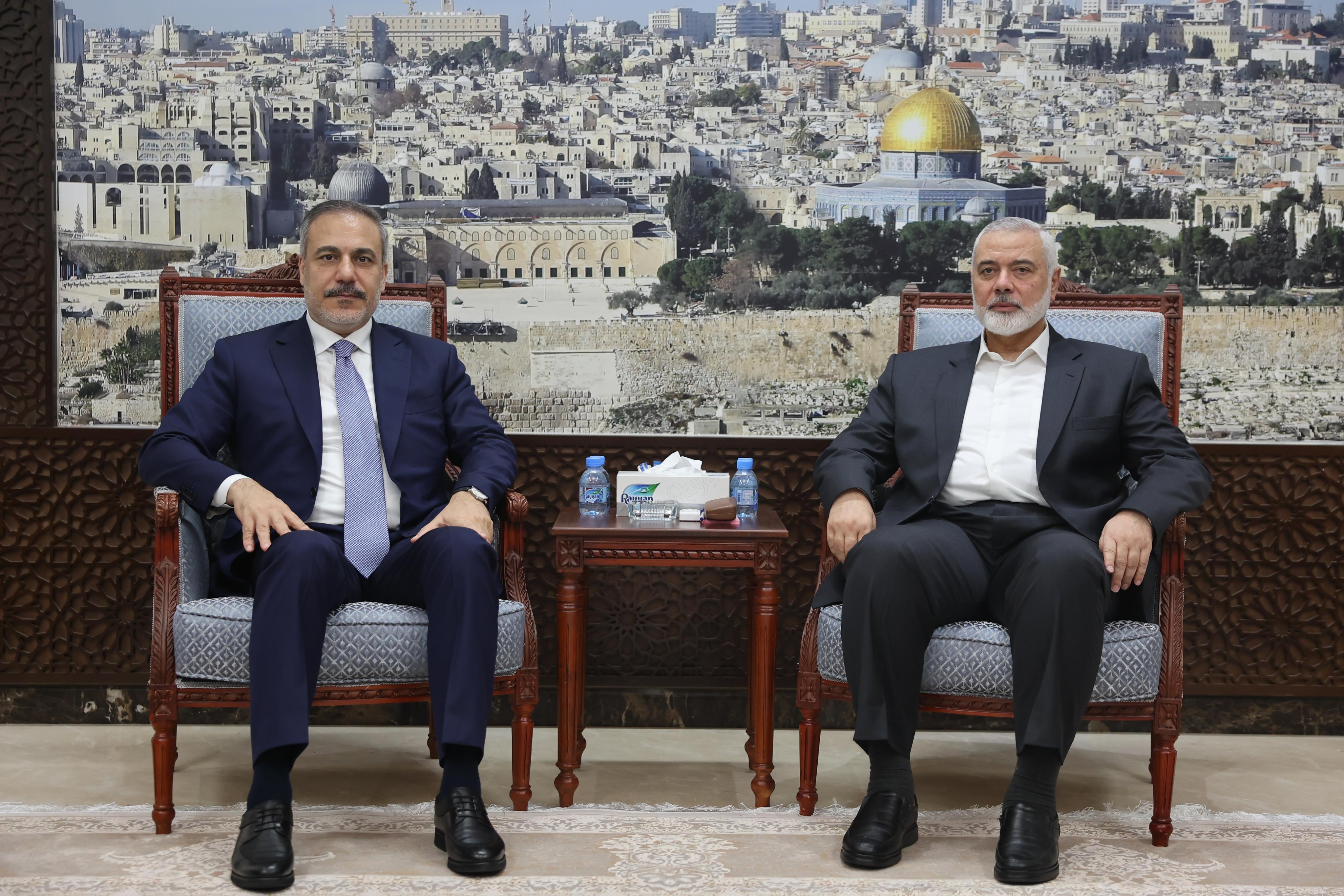 Turkish Foreign Minister Hakan Fidan (L) met in Qatar with Ismail Haniyeh. (X/@MFATurkiye)