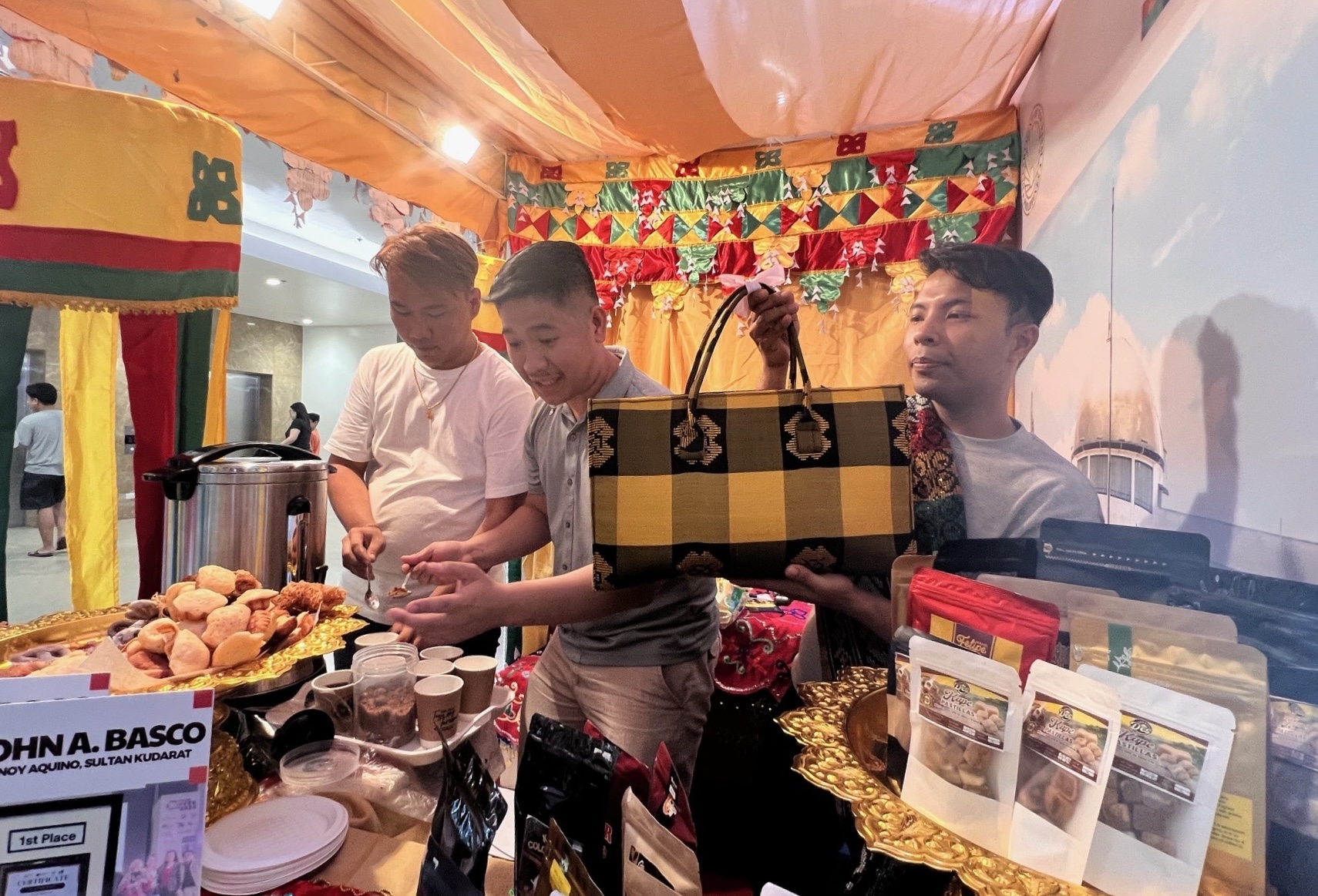 Vendors sell their products at the SALAAM Halal Tourism and Trade Expo in Quezon City. (AN Photo)