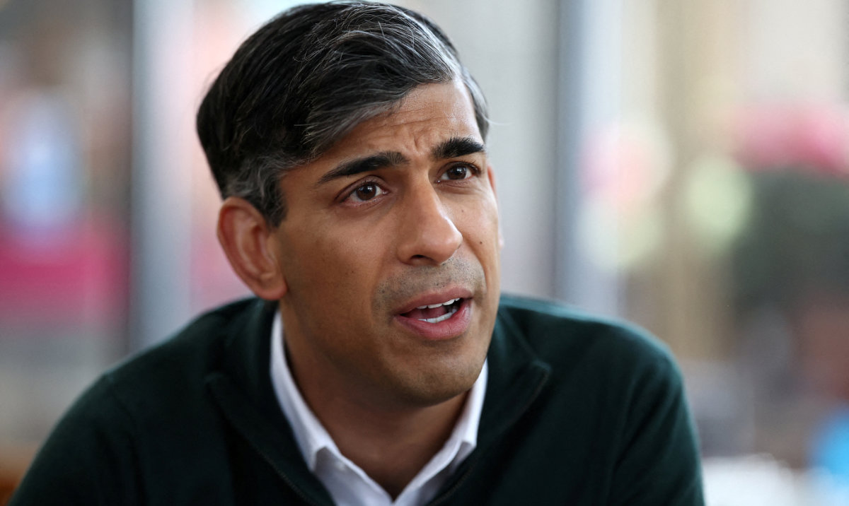 British Prime Minister and Conservative Party leader, Rishi Sunak chats with members of the media at a garden centre in Crawley, Britain, June 10, 2024, ahead of a campaign event in the build-up to the UK general election on July 4. (Reuters)