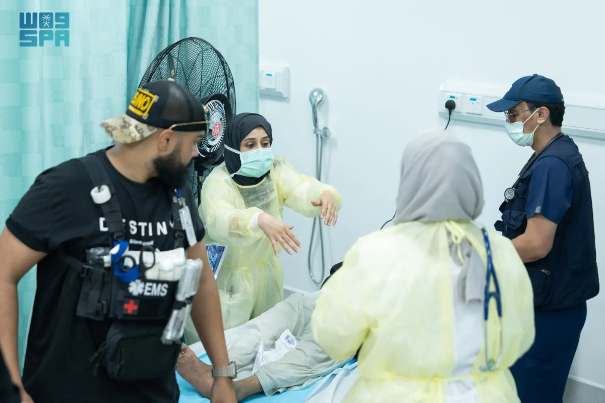 Medics at the center for heat exhaustion and sunstroke in Makkah attend to a heat stroke victim on Saturday. (SPA)