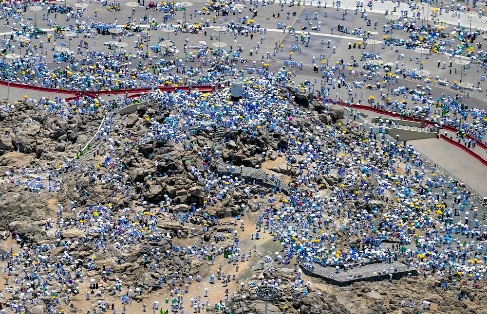 Above, pilgrims gather at Mount Arafat before the travel to Muzdalifah. (Basheer Al-Saleh/AN)