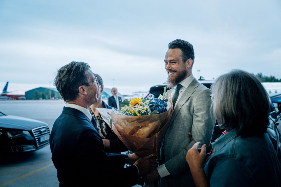 Johan Floderus, after being imprisoned in Iran, is greeted by Swedish Prime Minister Ulf Kristersson at Arlanda Airport, in Stockholm. (File/AFP)