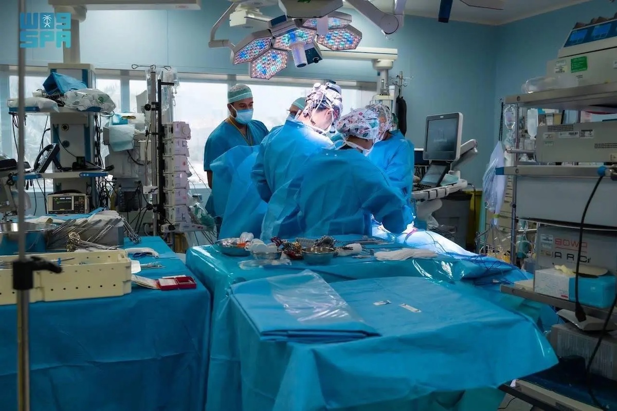 A Saudi medical team performing brain surgery on Turkish pilgrim. (SPA)