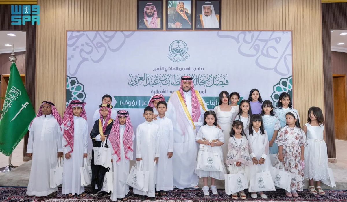 Prince Faisal bin Khalid bin Sultan pose for a group photo with children in Arar. (SPA)