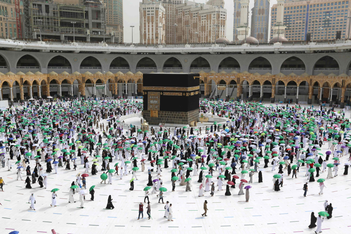 Pilgrims circumambulate the Holy Kaaba at the Grand Mosque in Makkah on Sunday as they perform the final rites of Hajj. (SPA)