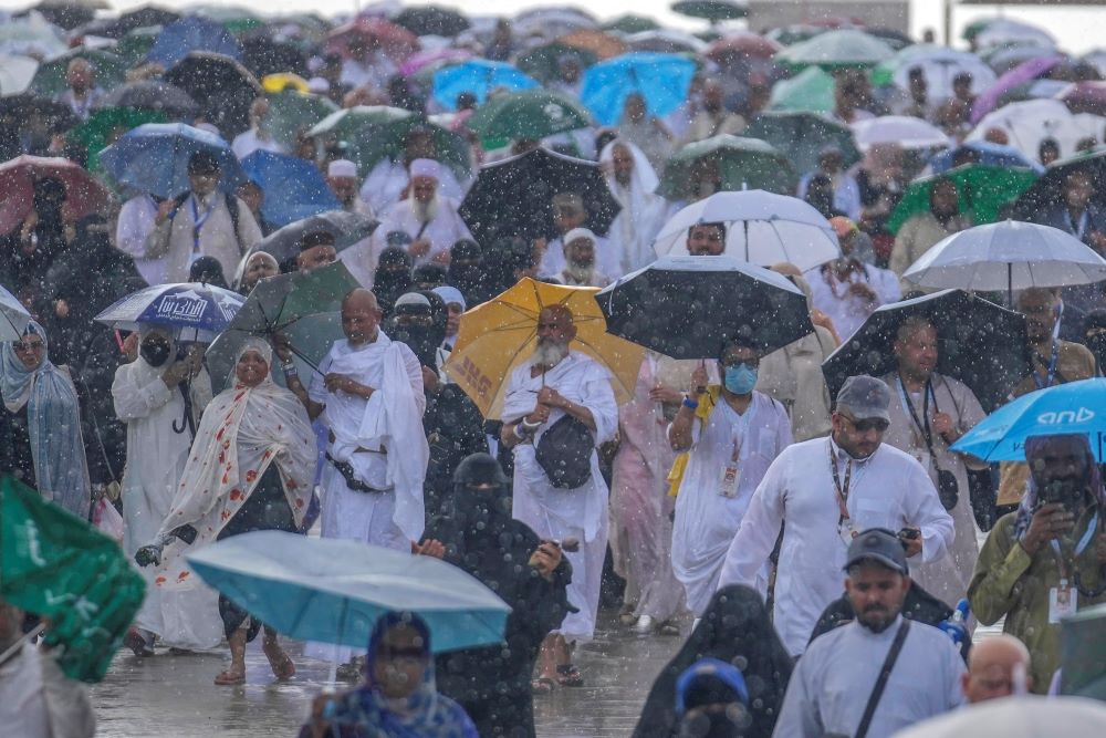 Muslim pilgrims arrive to cast stones at pillars in the symbolic stoning of the devil, the last rite of the annual Hajj, as it rains in Mina, near the holy city of Makkah, Saudi Arabia, June 17, 2024. (AP Photo)