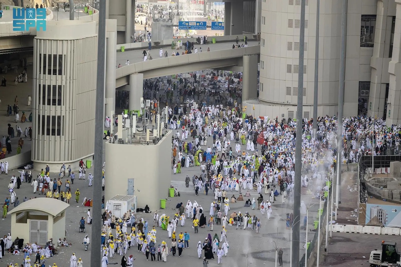 Pilgrims then headed to perform the Farewell Tawaf at the Kaaba before returning to their residences in Mina. (SPA)