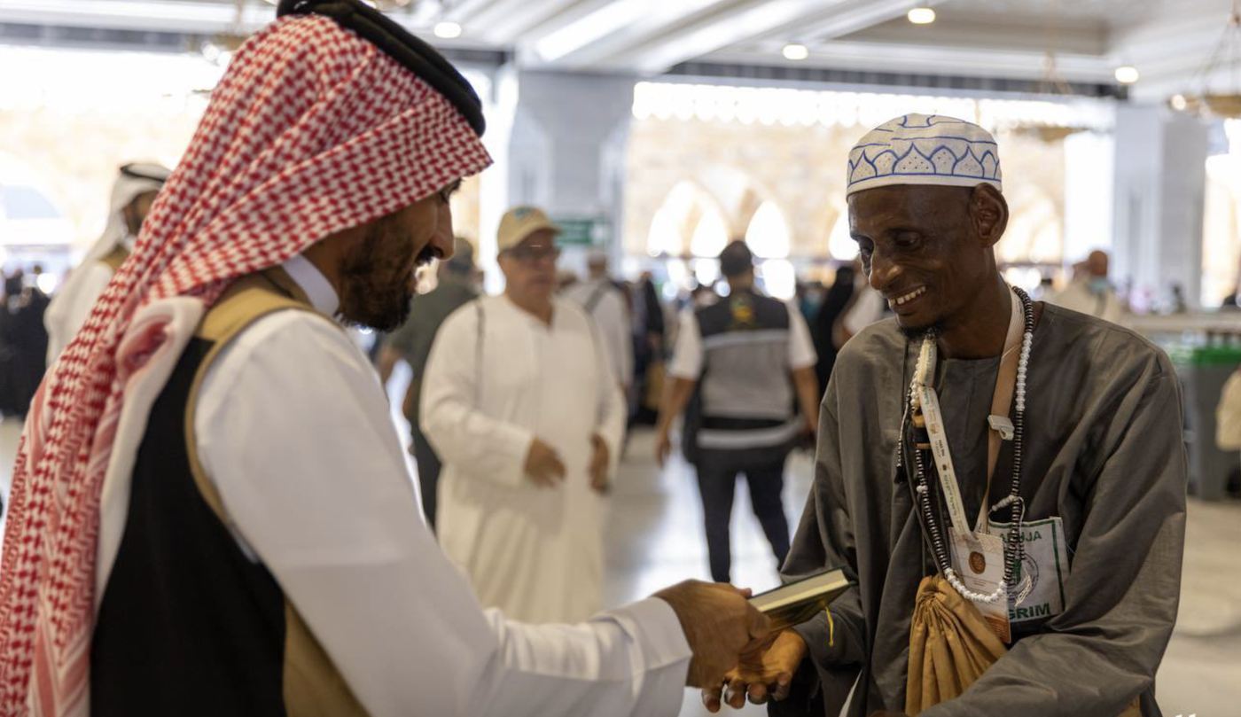Saudi Arabia’s Ministry of Islamic Affairs, Dawah, and Guidance has started distributing 1,879,352 copies of the holy Qur’an to departing Hajj pilgrims. (@AlharamainSA)