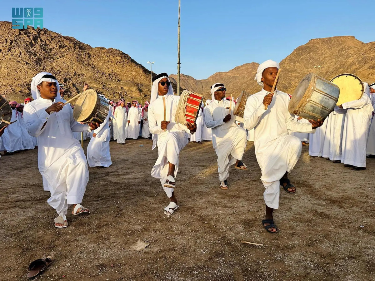 The dancers then divide into two rows, one beating tambourines and the other the drums. At the same time, they chant poetic verses with a range of melodies and rhythms. (SPA)