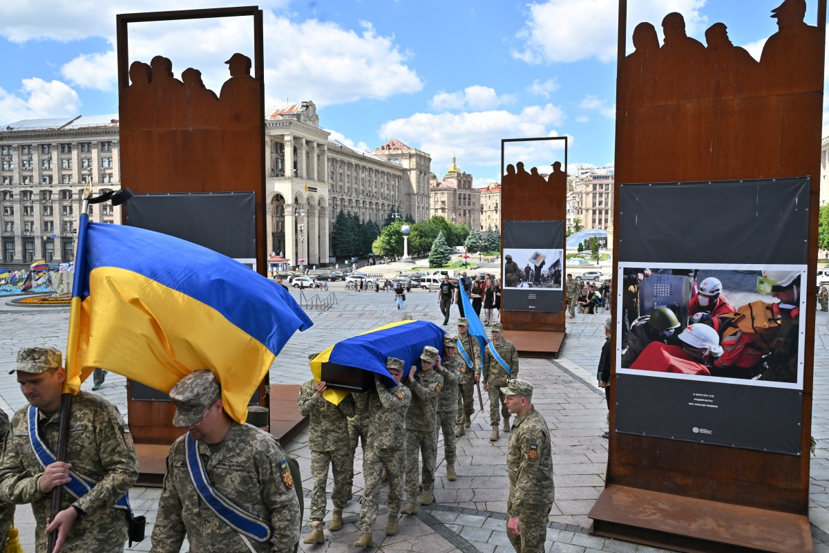 Ukrainian servicemen carry the coffin of killed Ukrainian pilot Valentyn Korenchuk during his funeral ceremony at Independent Square in Kyiv on June 18, 2024.(AFP)