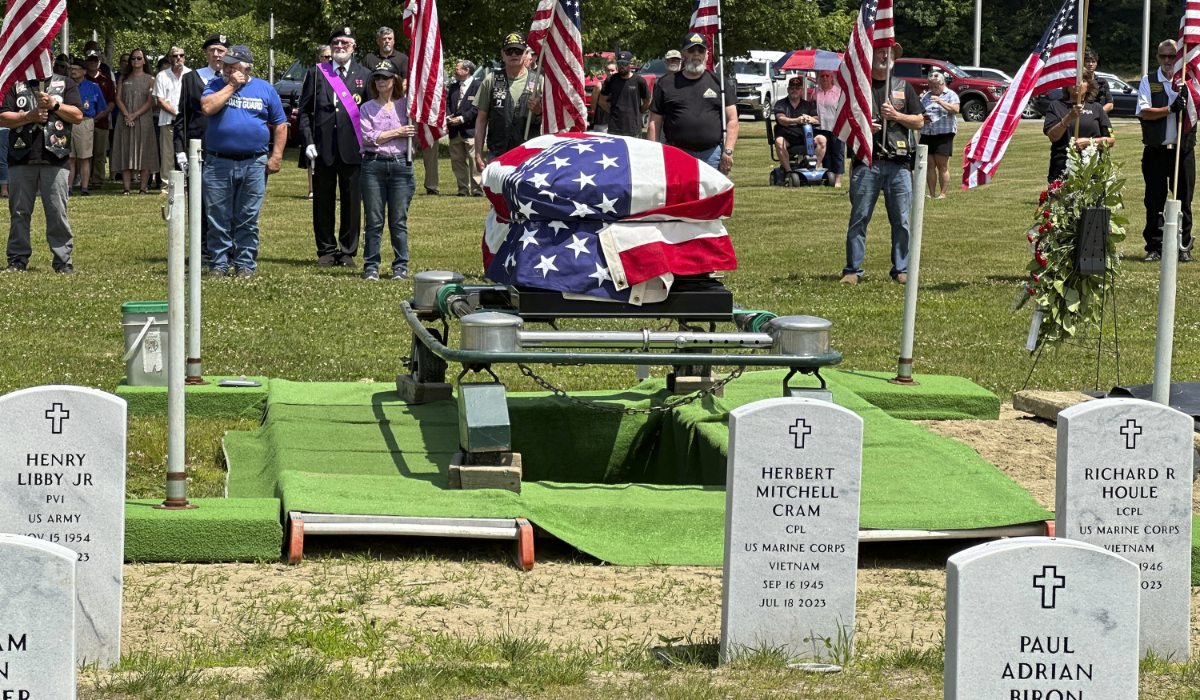 A US veteran died at a nursing home, abandoned. Hundreds of strangers came to say goodbye