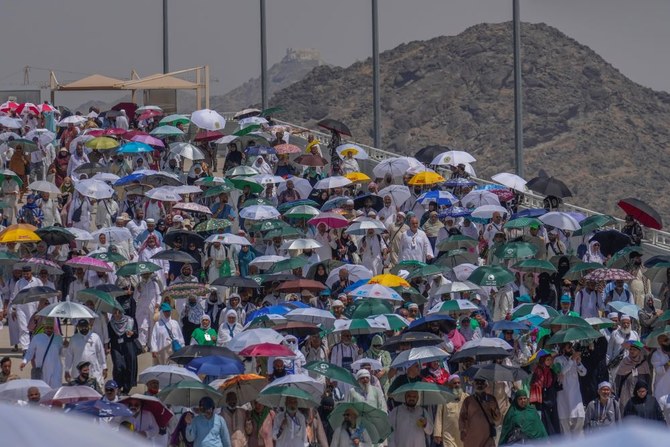 Egyptian Prime Minister Mostafa Madbouly has ordered 16 tourism companies to be stripped of their licenses and referred their managers to the public prosecutor’s office for illegally facilitating pilgrims’ travel to Makkah. (AP/File)