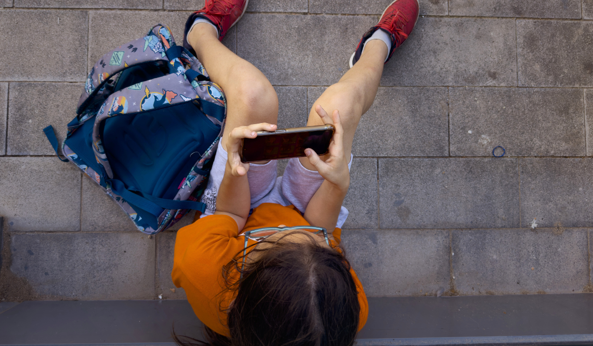 Should young kids have smartphones? These parents in Europe linked arms and said no