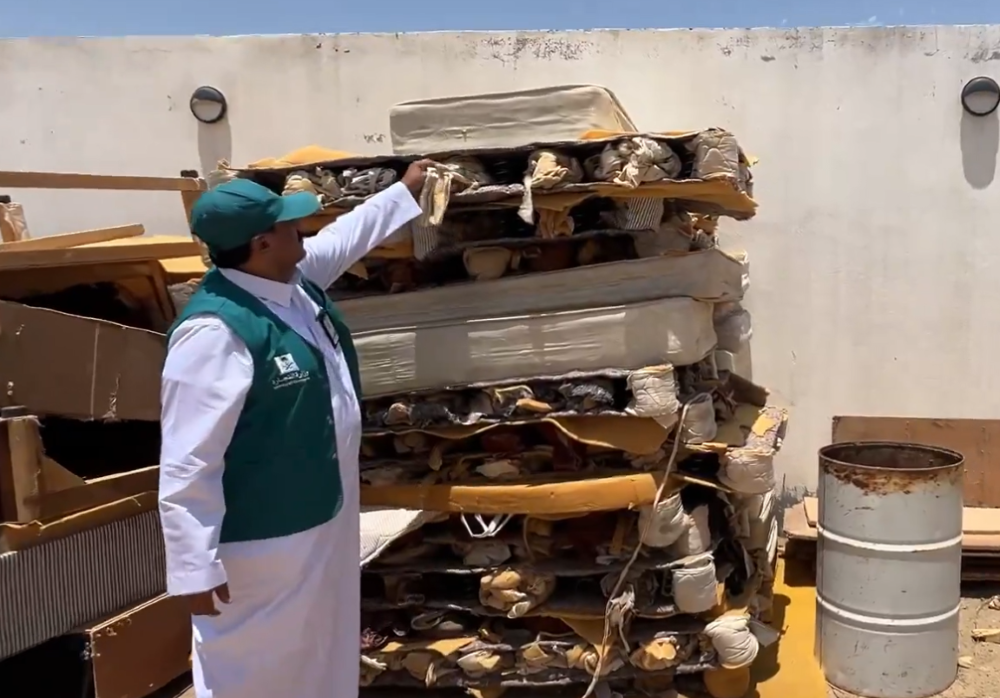 The Saudi Ministry of Commerce’s inspection teams, in Makkah, have foiled an illegal operation selling used mattresses as new. (X/@MCgovSA)