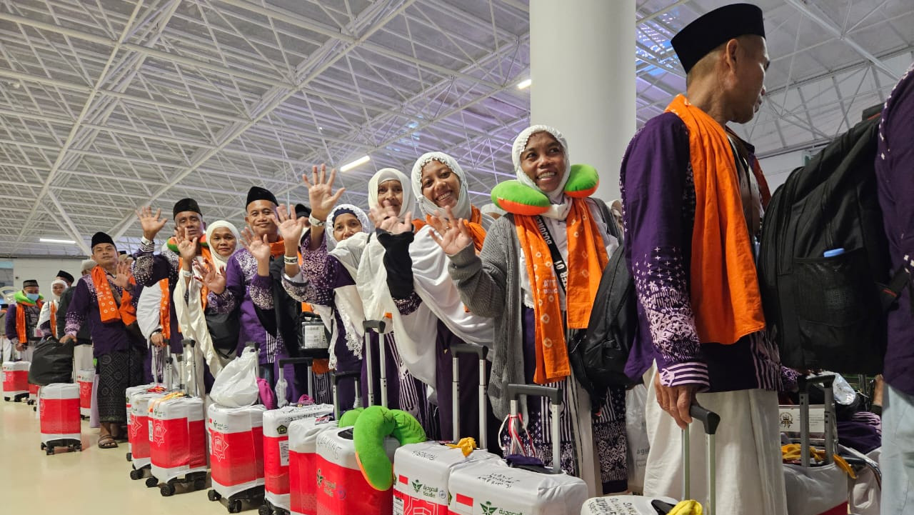 Indonesian pilgrims wave for a photo prior to their departure to Indonesia from Jeddah on June 21, 2024. (Ministry of Religious Affairs)