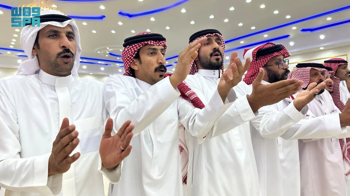 Performed colectively, the Al-Daha dance includes songs and voices similar to lions’ roar or camels’ grunt, and is performed by young and old people alike. (SPA)