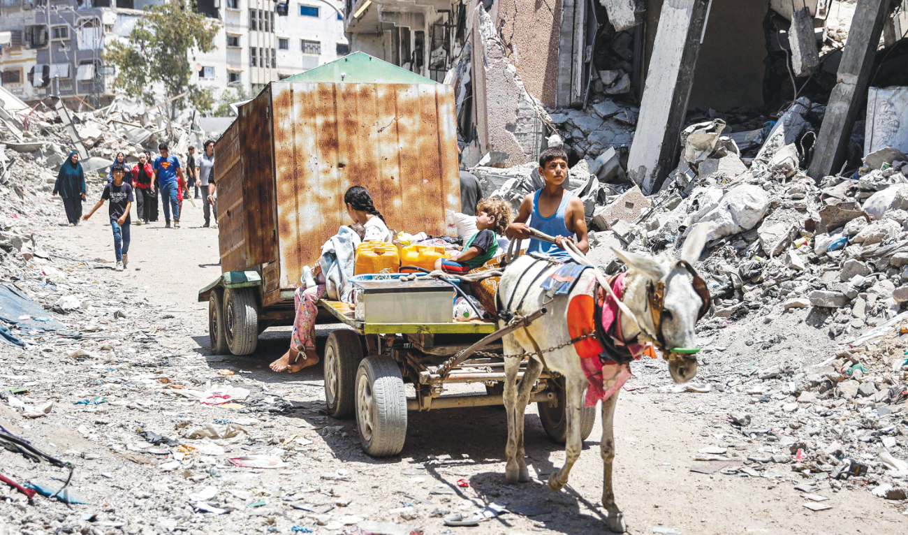 Palestinian residents evacuate on Thursday from the Tuffah neighborhood in the east of Gaza City heading toward areas in the west. (AFP)