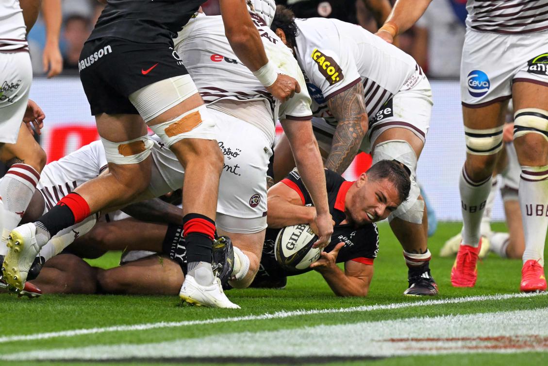 Toulouse’s french center Antoine Dupont dives and scores the opening try during the French Top 14 rugby union final match between the Stade Toulousain (Toulouse) and Union Bordeaux-Begles (UBB) at the Velodrome Stadium in Marseille, southeastern france, on June 28, 2024. (AFP)