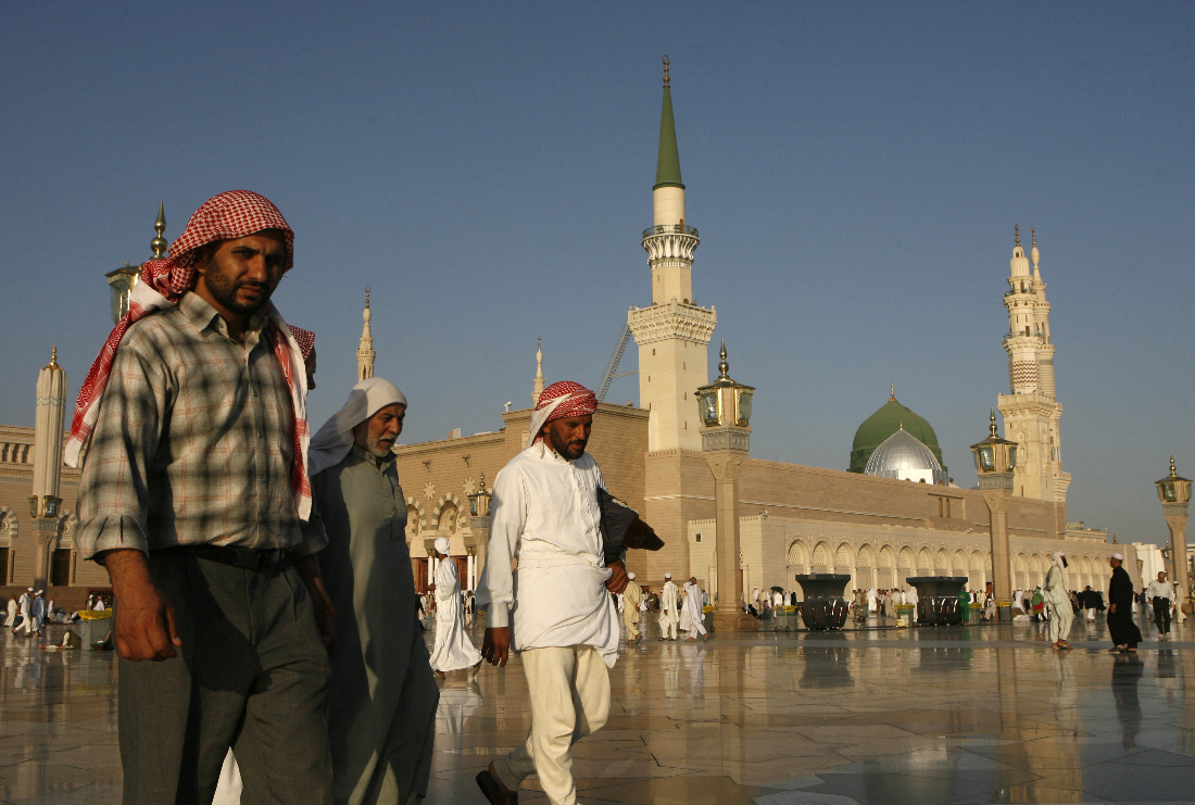 The field and supervisory teams in the municipality are intensifying their tours due to the number of pilgrims traveling to Madinah following the Hajj season. (File/AFP)