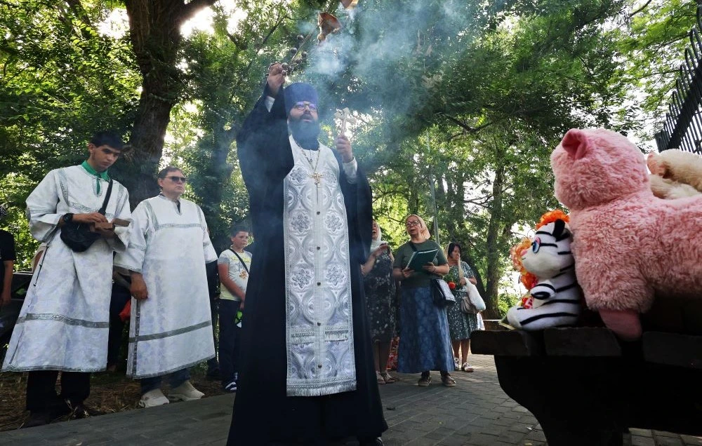 Orthodox priest Mikhail Viktorov conducts a service for those killed in a shelling in Sevastopol, June 24, 2024. (Reuters)