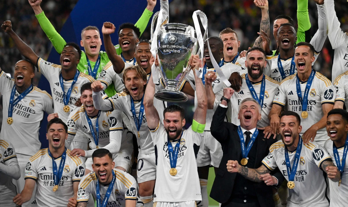 Real Madrid's Spanish defender #06 Nacho Fernandez (C) and Real Madrid's players lift the trophy to celebrate their victory at the end of the UEFA Champions League final football match between Borussia Dortmund and Real Madrid, at Wembley stadium, in London, on June 1, 2024. (AFP)