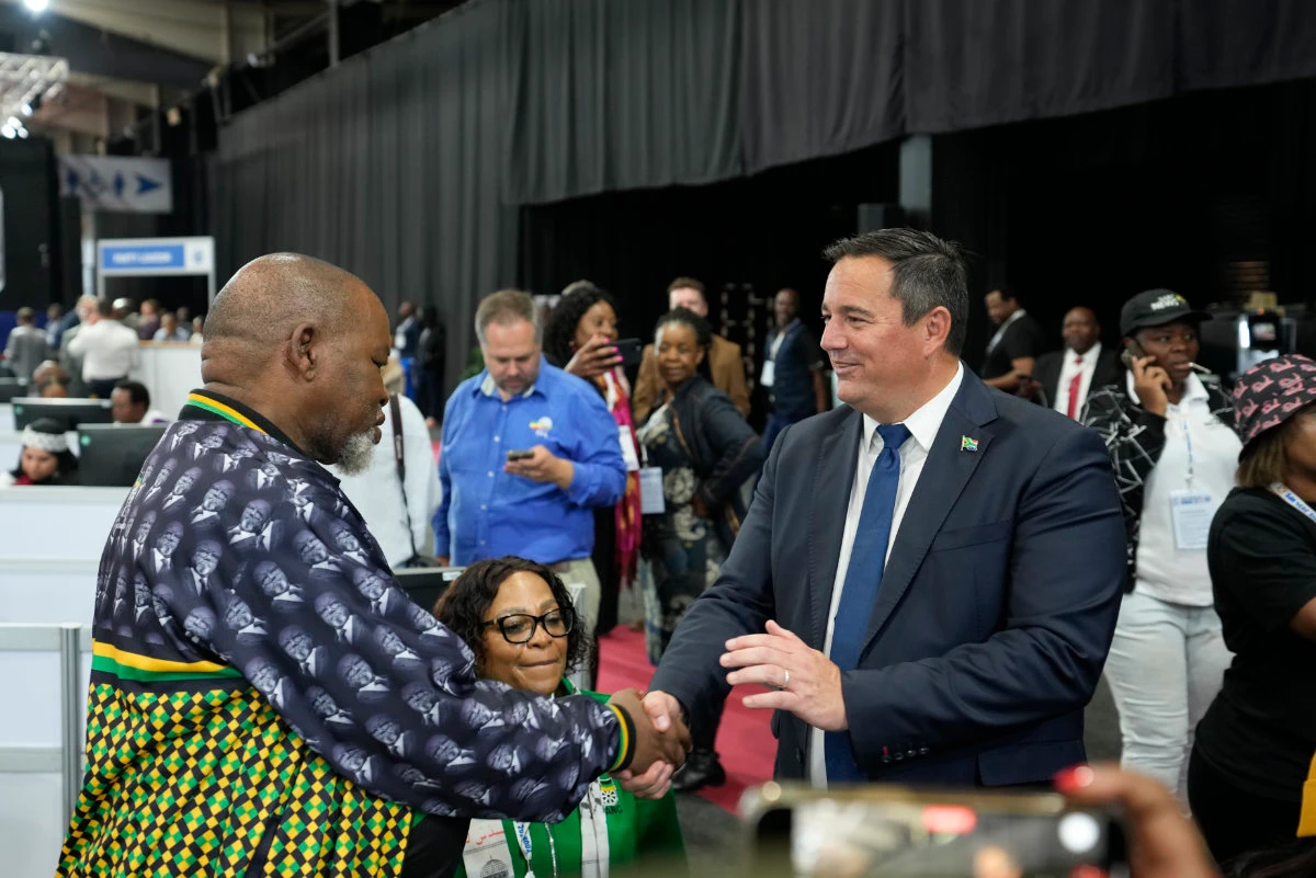 Leader of the main opposition Democratic Alliance John Steenhuisen, right, shakes hands with ANC's Chairman Gwede Mantashe, left, on a visit to the Results Operation Centre in Midrand, Johannesburg, South Africa, ony 31, 2024. (AP)
